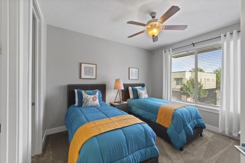 En eller flere senge i et værelse på Entrada 611 - 4BR Luxury Townhome, Pool, Hot Tub, Garage