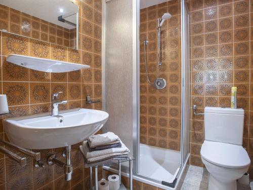 Un baño de Apartment Weiher by Interhome