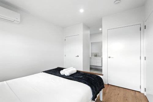 Una cama o camas en una habitación de Modern and Accessible, Old Beach
