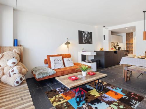 sala de estar con sofá y osito de peluche en Apartment Promenade - Utoring-93 by Interhome, en Arosa