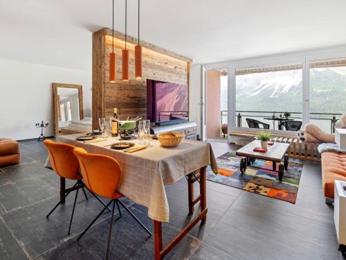 comedor con mesa y sillas en la sala de estar en Apartment Promenade - Utoring-93 by Interhome, en Arosa