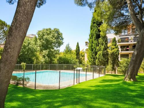 - une piscine dans un parc arboré dans l'établissement Apartment Pigonnet by Interhome, à Aix-en-Provence