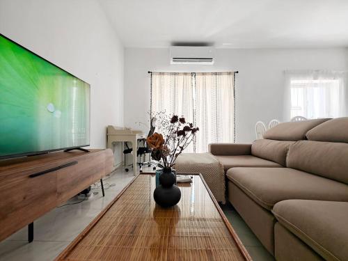 TV a/nebo společenská místnost v ubytování Xemxija Breeze