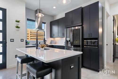 Kuchyň nebo kuchyňský kout v ubytování Luxury 2BR 2BA East Austin retreat w yard, deck and garage parking by Austin Vacay