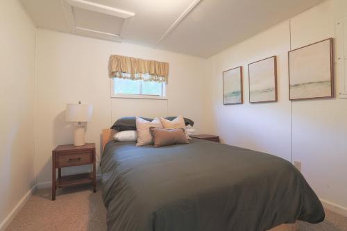 una camera da letto con un letto con cuscini sopra di Wilderness West Resort Cabin 2 a Colville