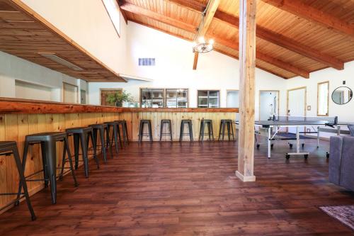 un bar con tavoli e sedie in un edificio di Wilderness West Resort Cabin 2 a Colville