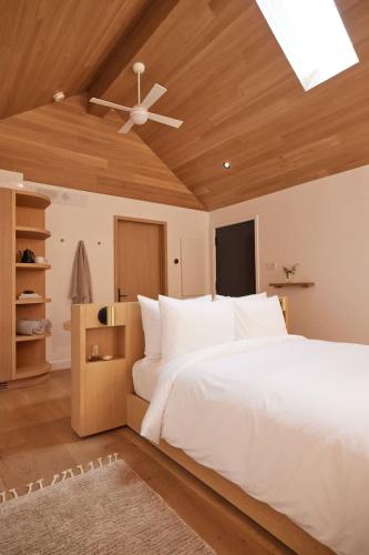 Cama o camas de una habitación en Serenity by the Lake at Dimensions - Cabin Three