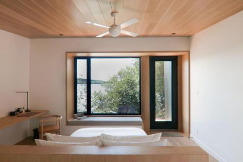 Cama o camas de una habitación en Serenity by the Lake at Dimensions - Cabin Three