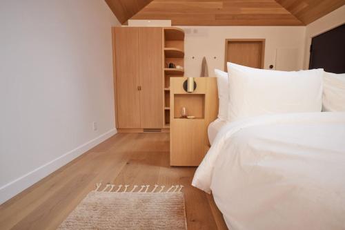 Cama o camas de una habitación en Serenity by the Lake at Dimensions - Cabin Three