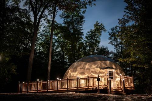 Imagen de la galería de Serenity by the Lake at Dimensions - Cabin Three, en Algonquin Highlands