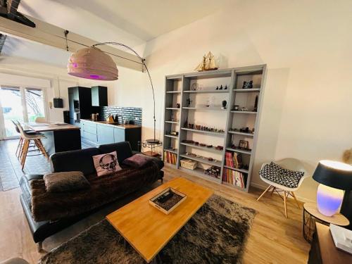 un salon avec un canapé et une table dans l'établissement Latelier du Centre Cathédrale, à Reims