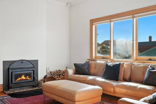 Ruang duduk di Views and Charm in West Hobart