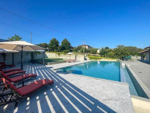 Bazén v ubytování Apartment Tenuta Bricco San Giorgio by Interhome nebo v jeho okolí