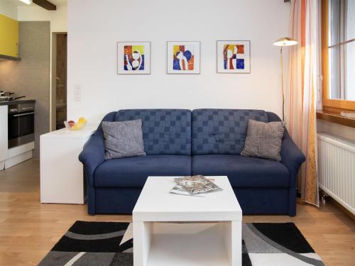 ファレラにあるApartment La Siala Apt-47 by Interhomeの青いソファとテーブルのあるリビングルーム