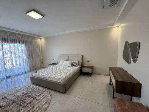 Postel nebo postele na pokoji v ubytování Beautiful F4 apartment Sakina