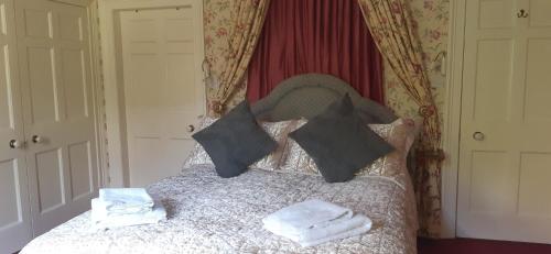 Кровать или кровати в номере The Circus Apartment