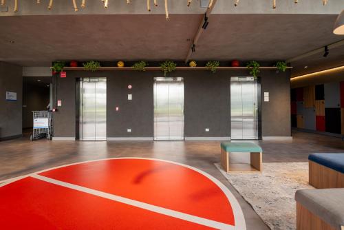a gymnasium with a red and white basketball court at Ibis Budget Guarulhos Aeroporto in Guarulhos