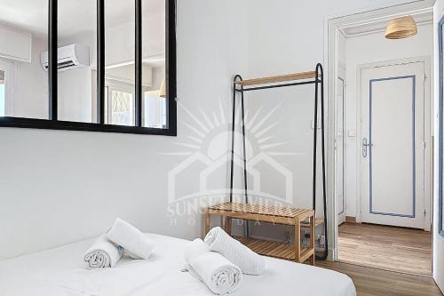 - une chambre blanche avec un miroir et un lit dans l'établissement L'AIGLON Appartement AirCo in the town center for 4 By Sunset, à Antibes