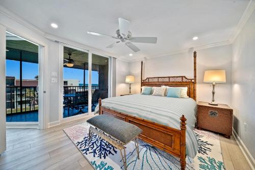 Un dormitorio con una cama y un balcón. en Loggerhead Cay 174, en Sanibel