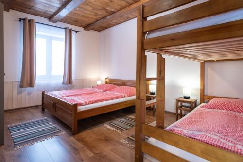 Un dormitorio con dos literas y una ventana. en Chata Homola - Telgárt Resort, en Telgárt