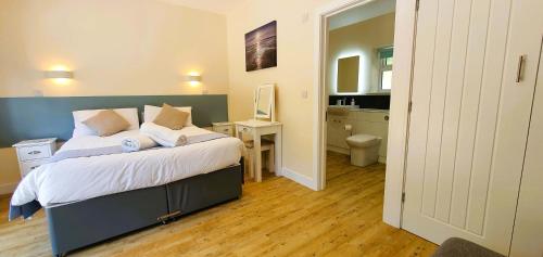 Koupelna v ubytování The Victorian Barn, Self-Catering Holidays with Pool and Hot Tubs, Dorset