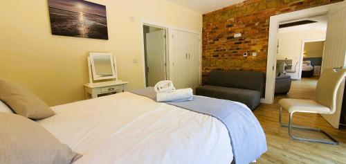Postel nebo postele na pokoji v ubytování The Victorian Barn, Self-Catering Holidays with Pool and Hot Tubs, Dorset