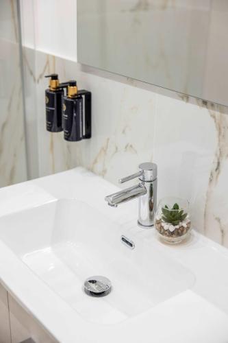 Luxury King Apartment with balcony Near Vatican - City View by Quinto Piano