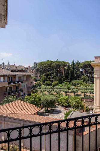 Luxury King Apartment with balcony Near Vatican - City View by Quinto Piano