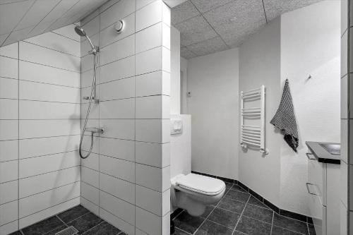 un bagno bianco con wc e doccia di 799-Hvide-Sande-Strandgade-6-Lejl-6 a Hvide Sande