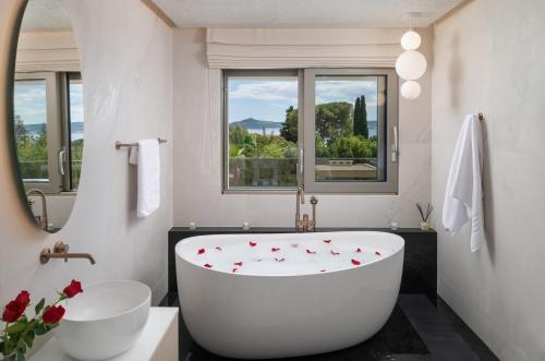 Ένα μπάνιο στο New! Villa A 56, 98m2 heated pool&spa, near Split