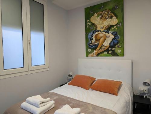 a bedroom with a bed with a painting on the wall at Jardin secreto by Oasis Blibao ebi02374 in Bilbao