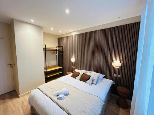 une chambre avec un grand lit avec deux serviettes dessus dans l'établissement Lappart Rémois Centre-ville, à Reims