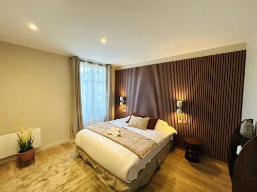 une chambre avec un lit et une grande fenêtre dans l'établissement Lappart Rémois Balcon Centre-ville, à Reims