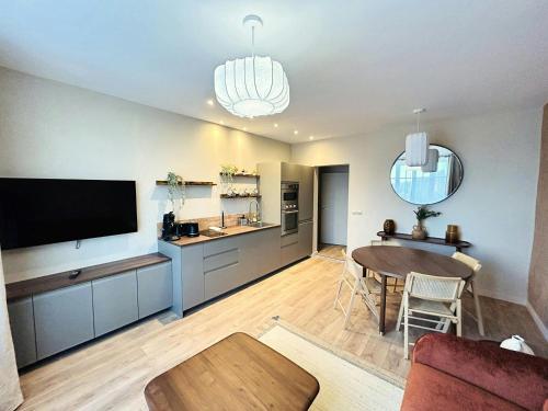 un salon avec une cuisine et une salle à manger dans l'établissement Lappart Rémois Balcon Centre-ville, à Reims