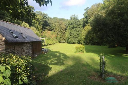an image of a yard with a house at Moulin de la Touche - Domaine Piscine in Plouguenast Langast