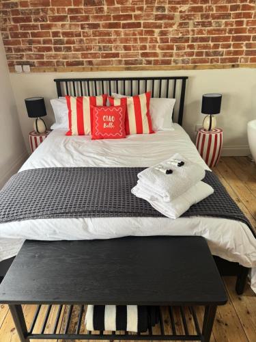 Una cama o camas en una habitación de Holt GRDN House A beautiful 1 bedroom house with freestanding bathtub and log burners