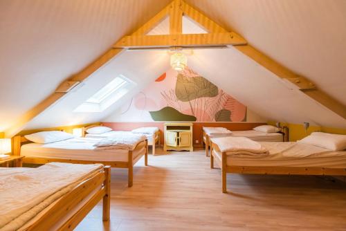 Cette chambre mansardée comprend 4 lits. dans l'établissement Le Moulin de la Touche Minoterie Piscine, à Plouguenast Langast