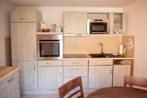 Kuchyň nebo kuchyňský kout v ubytování Ferienwohnung Altstadtnest Wernigerode