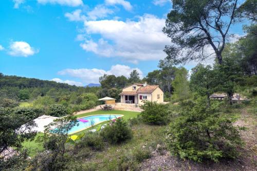 une maison sur une colline avec une piscine dans l'établissement Maison de la Fare- plongez en pleine nature, à Carcès