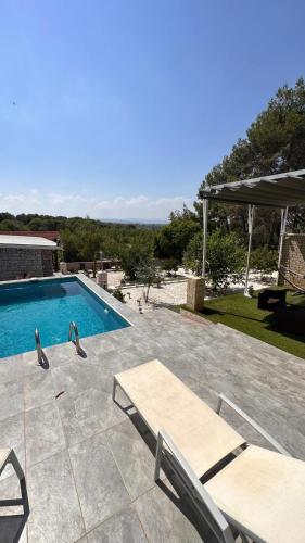Bazén v ubytování Chalet de lujo para 8 con piscina y barbacoa nebo v jeho okolí