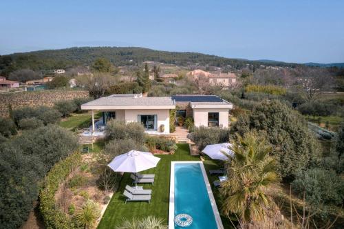 une vue aérienne d'une maison avec piscine dans l'établissement Villa Salamba le charme avec piscine, à Draguignan
