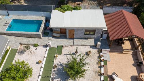 Bazén v ubytování Chalet de lujo para 8 con piscina y barbacoa nebo v jeho okolí