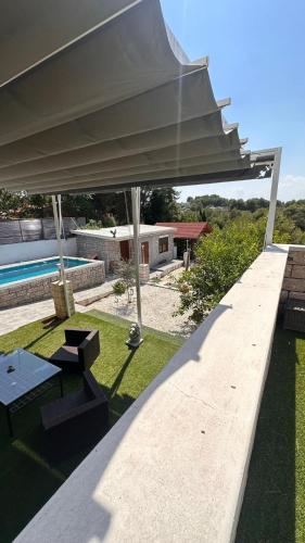 Bazén v ubytování Chalet de lujo para 8 con piscina y barbacoa nebo v jeho okolí