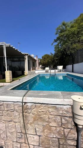 Bazén v ubytování Chalet de lujo para 8 con piscina y barbacoa nebo v jeho okolí