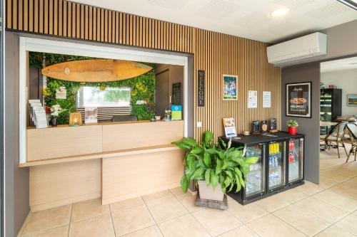 a fast food restaurant with a counter in a room at Sure Hotel by Best Western Mont-de-Marsan in Saint-Pierre-du-Mont