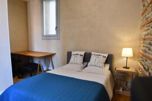 une chambre avec un lit bleu et une fenêtre dans l'établissement Elegant Toulousain - Central - Metro - Standing, à Toulouse