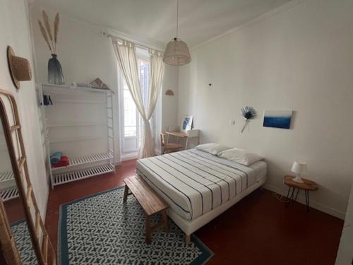 une chambre avec un lit et une grande fenêtre dans l'établissement Superbe appartement spacieux, calme, central, à Toulon