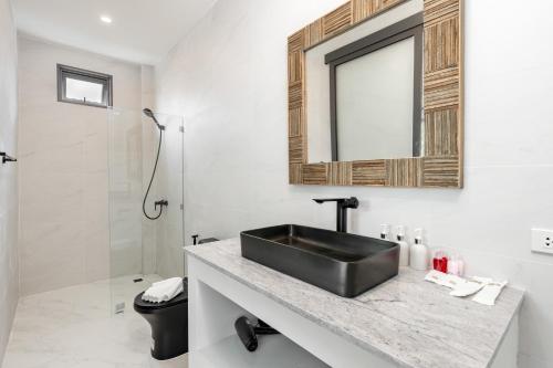 Un baño con un lavabo negro y un espejo. en Royal Palm Luxury Villas, en Hinkong