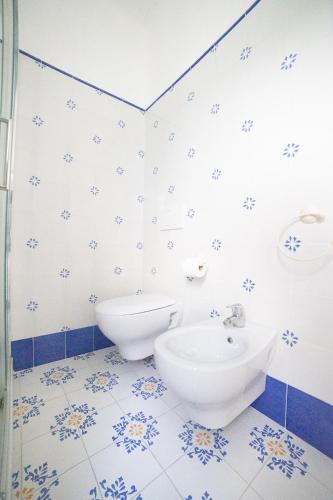 a bathroom with a toilet and a sink at Villa Conchiglia blu con piscina in Ischia