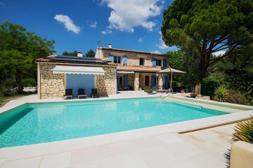 une villa avec piscine devant une maison dans l'établissement CASA-La Solatine loft cosy piscine, à Aramon